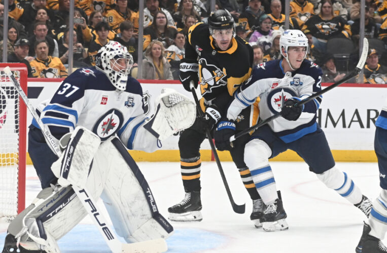 Pens race by reeling Wings, Malkin gets point 1,399